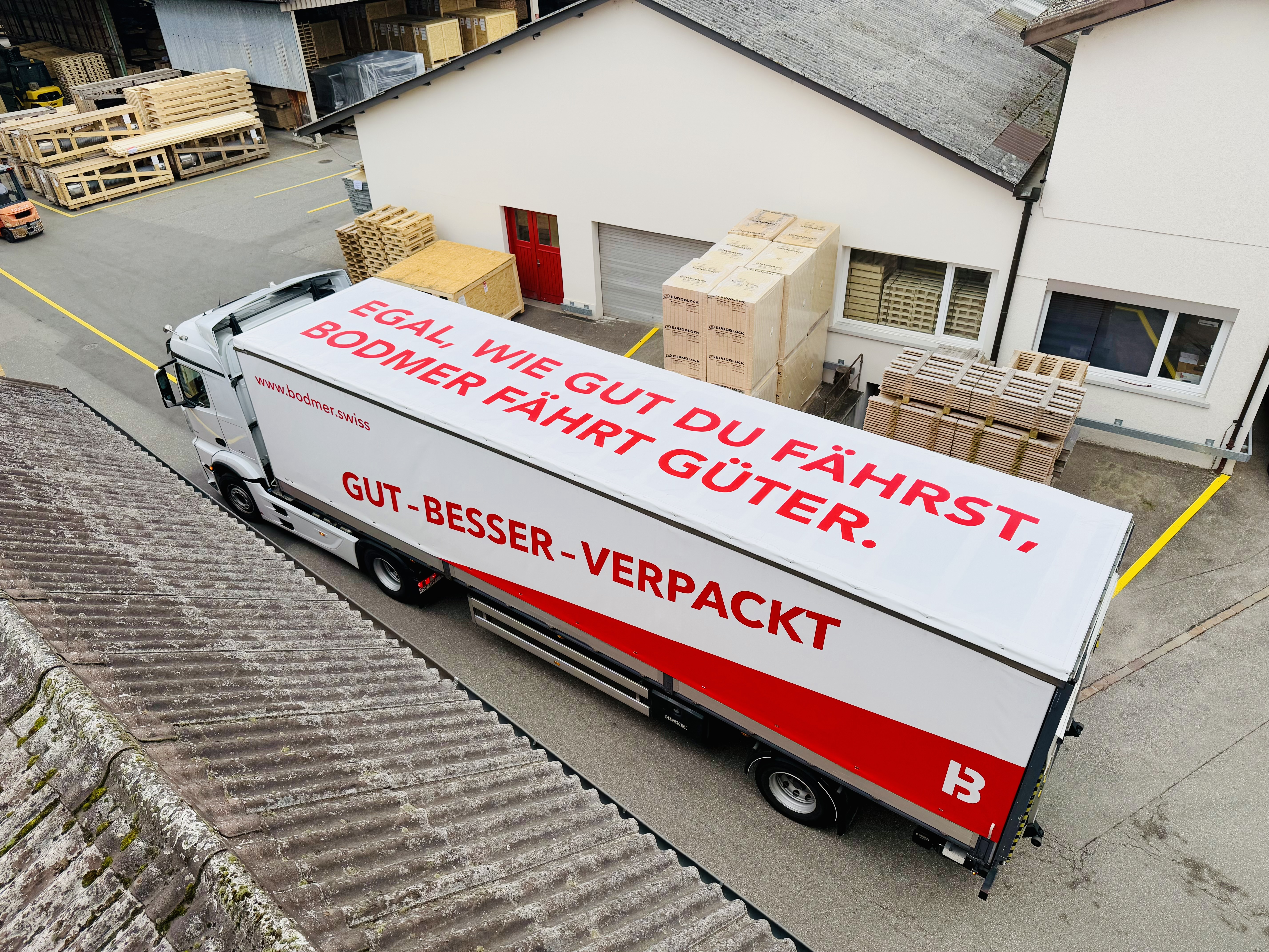 Unsere brandneue Blache für LKWs sorgt für den sicheren Transport Ihrer Ware – robust, zuverlässig und wetterfest! Egal, ob Regen, Sonne oder Wind, Ihre Fracht bleibt bestens geschützt.