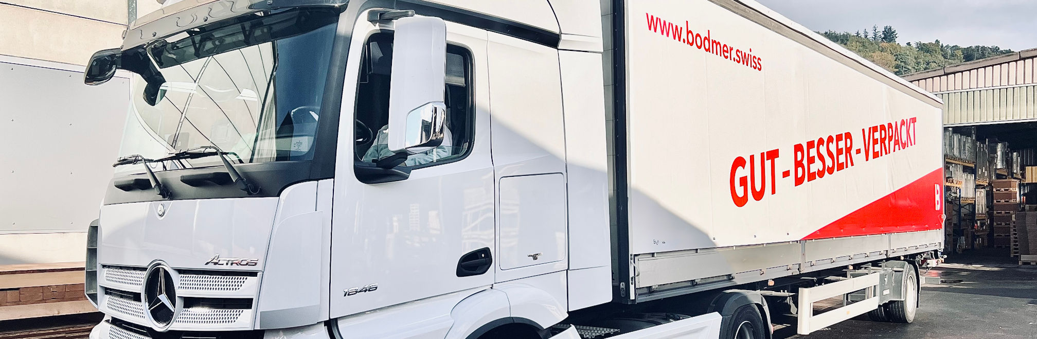 Unser hauseigener Bodmer Lastwagen mit neuer Blache und dem Slogan 'Gut - Besser - Verpackt' für einen wetterfesten und sicheren Transport Ihrer Ware.