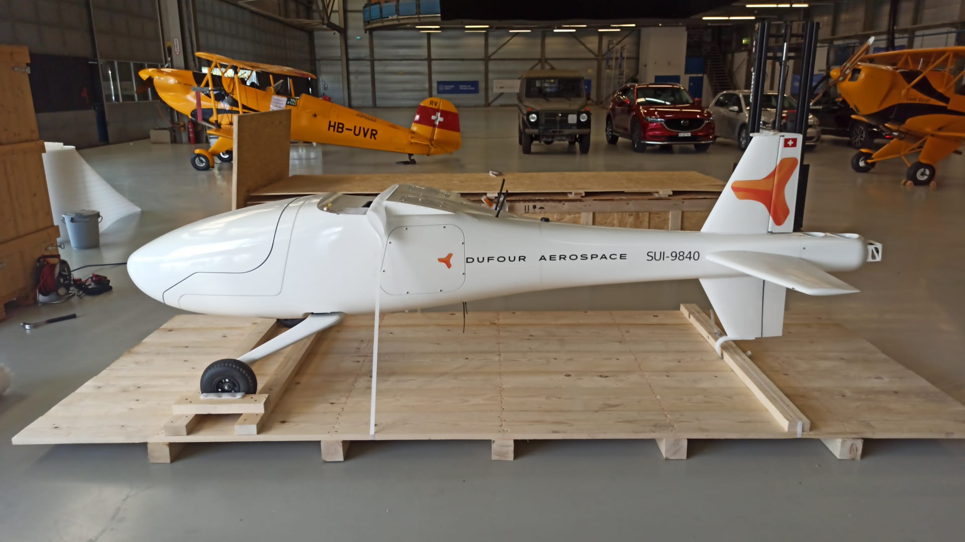 Dufour Aerospace Flugzeug auf Holz-Transportboden