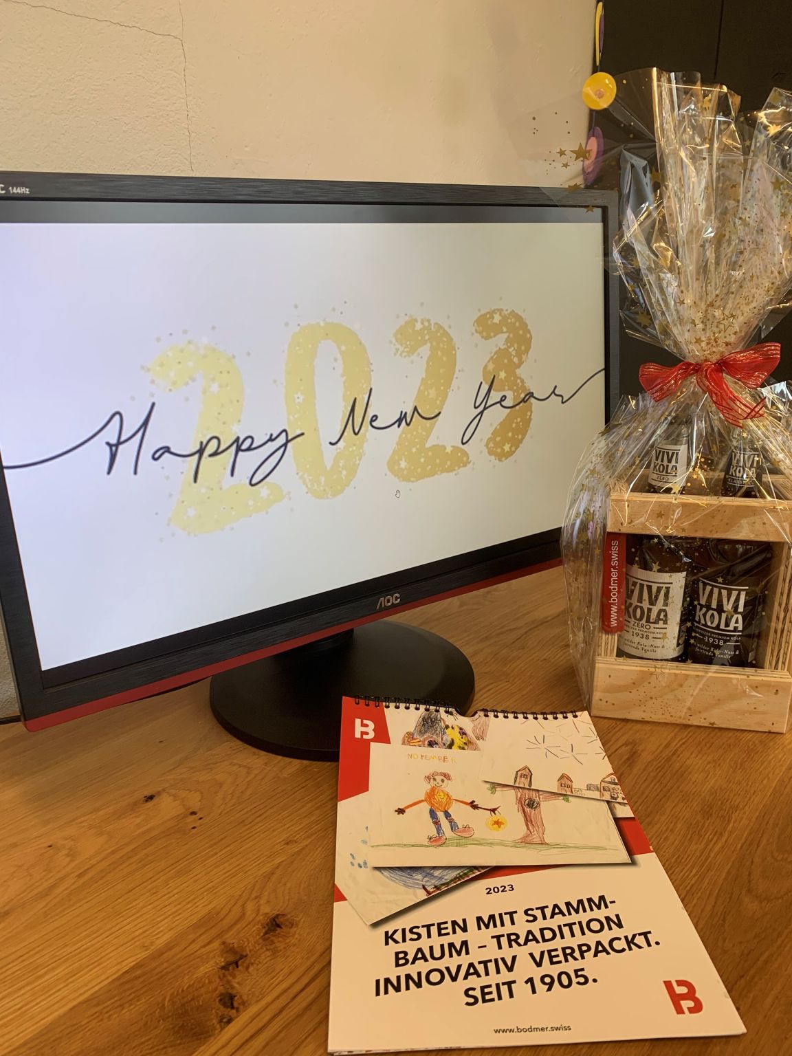 Selbstgemachtes Holzkistchen mit Weihnachtsgeschenke
