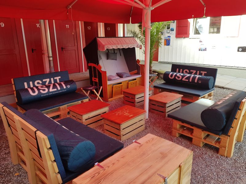 Uszit-Lounge: Palettenmöbel mit gepolsterten Sitzfläche und Rückenlehne
