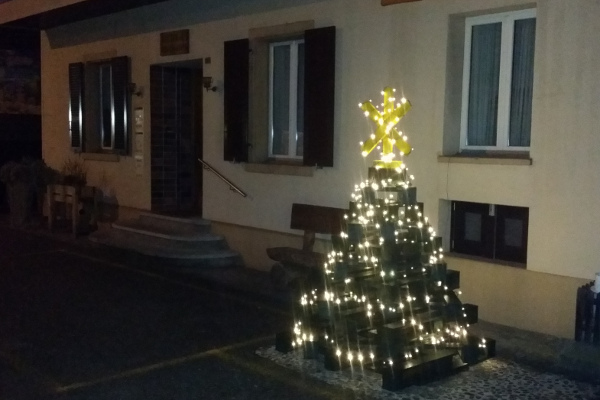 Weihnachtsbaum aus Paletten